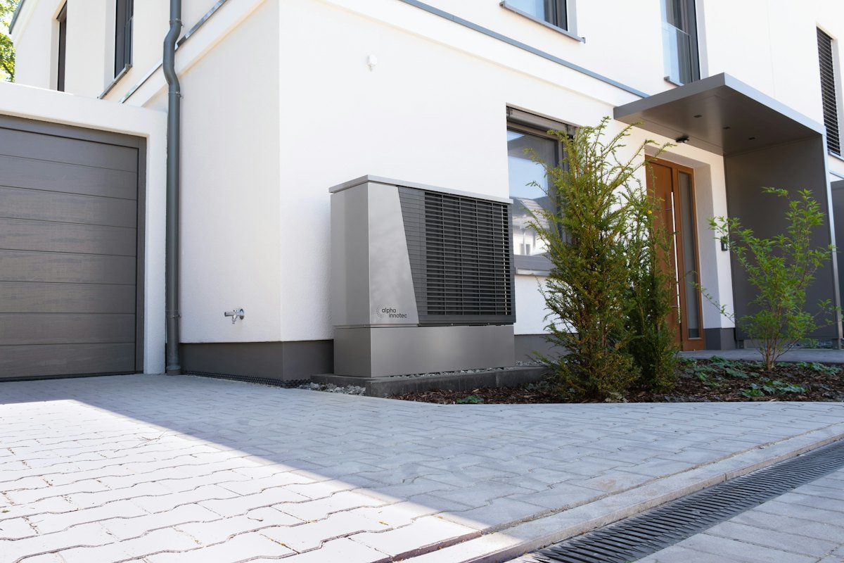 Pompa di calore installata all'esterno di una casa